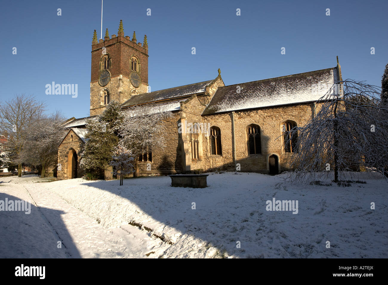 Die Pfarrkirche von alle heiligen Diözese York Market Weighton East Yorkshire UK Teppichboden im Schnee Stockfoto