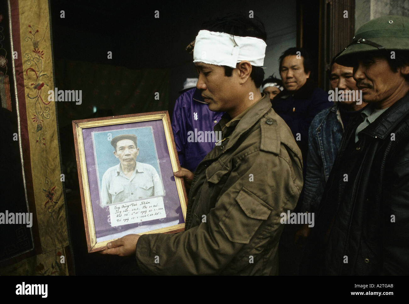 Schwarzgold von Vietnam trauernden gesammelt bei Beerdigung von ex-Bergmann seinen Sohn hält ein Bild von ihm Cam pha 1993 Stockfoto