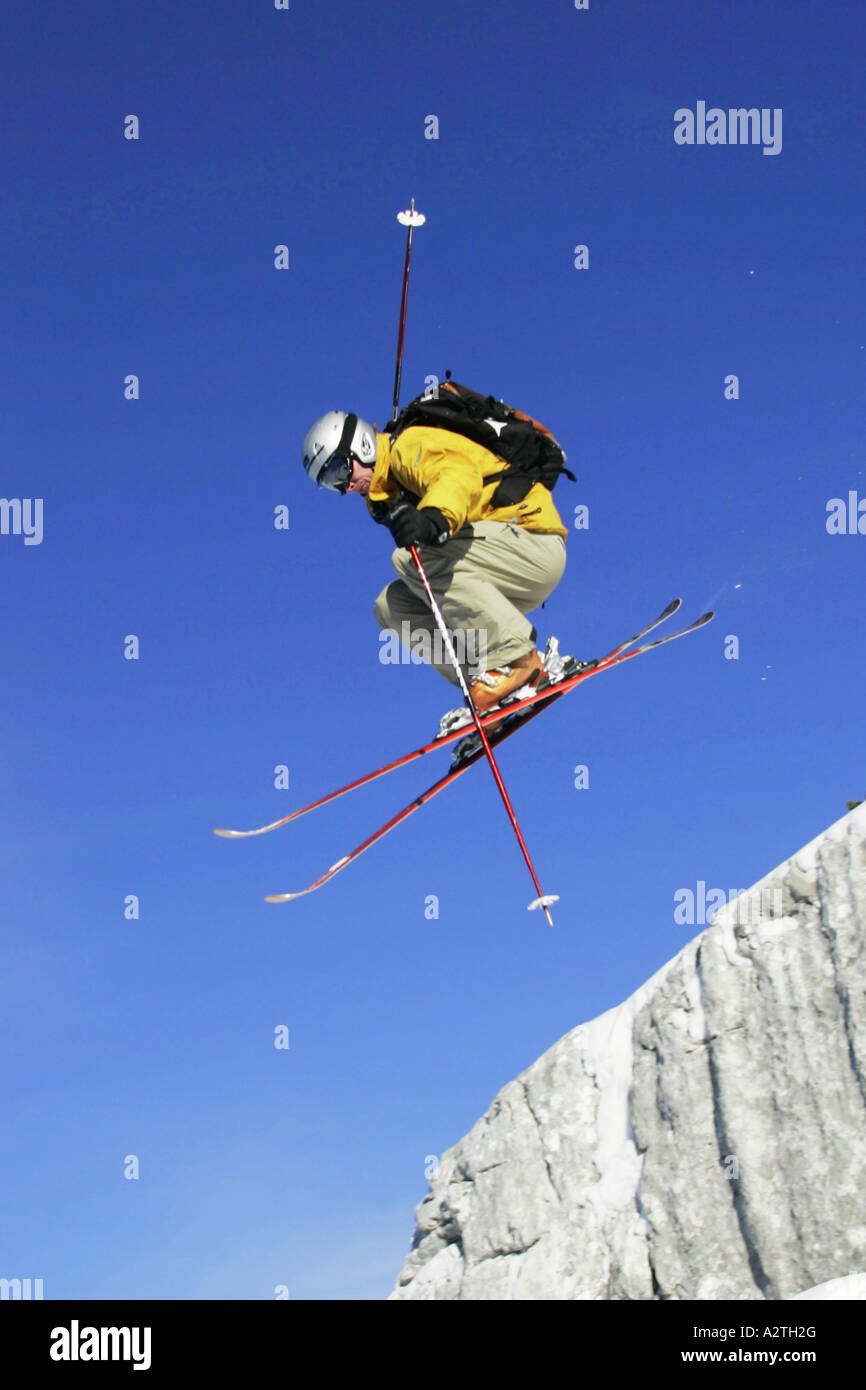 Skifahrer, die einen Sprung über einen Felsen, Österreich, Alpen Stockfoto