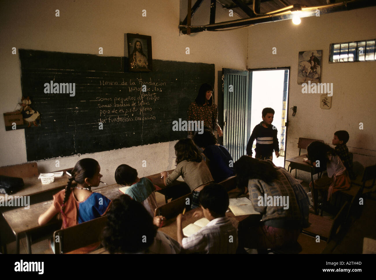 Waisen von Bogota 1991 die einzige Ausbildung verfügbar Lebensbuch Ninos de Los Andes ist Schule Satz oben neben Tipp in manizales Stockfoto