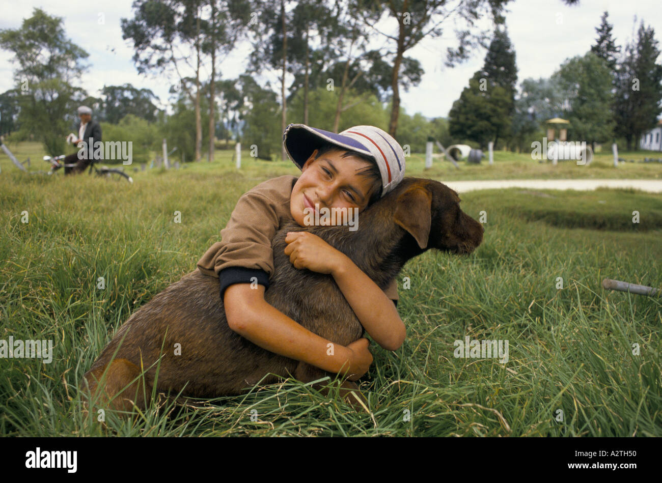 Waisen von Bogota 1991 Jorje Aguine gefunden wurde aufgegeben, in der Kanalisation gerettet, Jamie Jaramillo s Ninos de Los Andes Stiftung er ist taub stumm der Hund mit ihm Leben in der Kanalisation war, seine Mutter ist eine live Diener kann nicht für Pflege ihres Kindes wegen ihrer Arbeit, Stockfoto