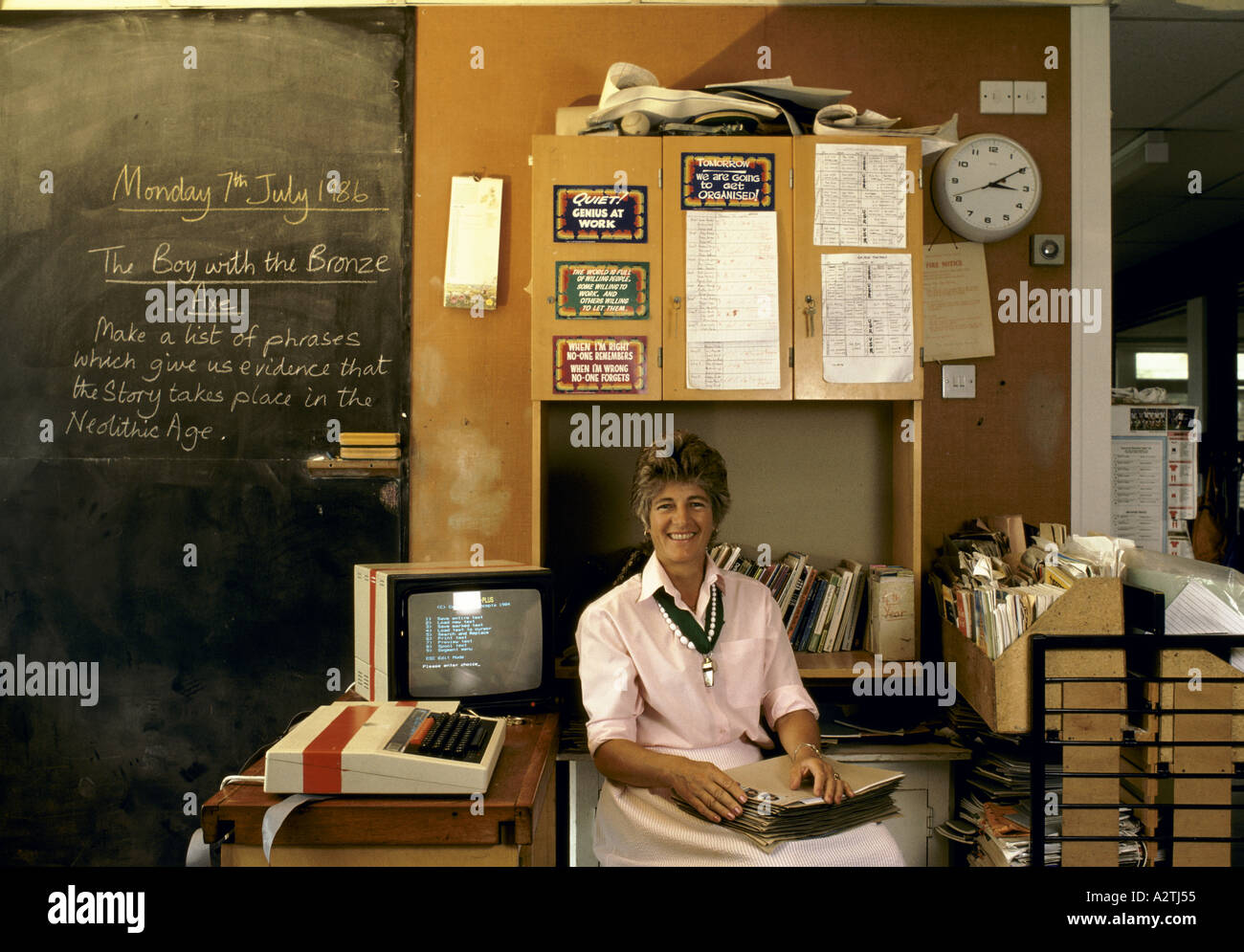 Grundschule Lehrer mit Computer 1970 Stockfoto