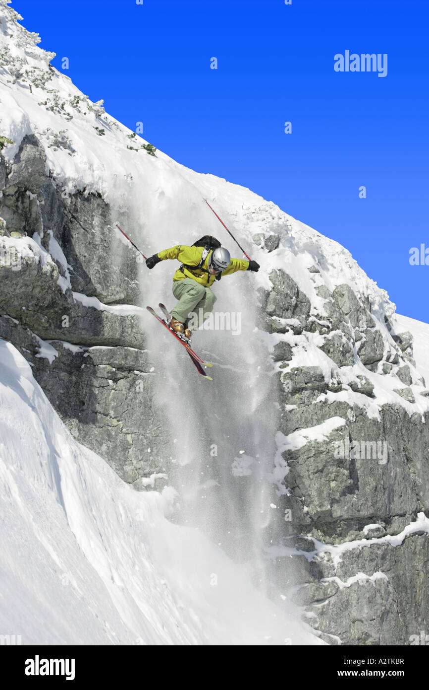 Skifahrer, die springen auf einem Felsen, Österreich, Alpen Stockfoto