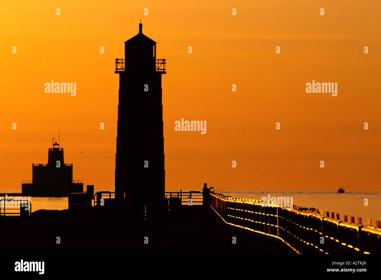 Milwaukee River Pierhead Licht und Milwaukee Wellenbrecher Leuchtturm am Lake Michigan und Leuchten im Licht morgens orange, USA, Wi Stockfoto