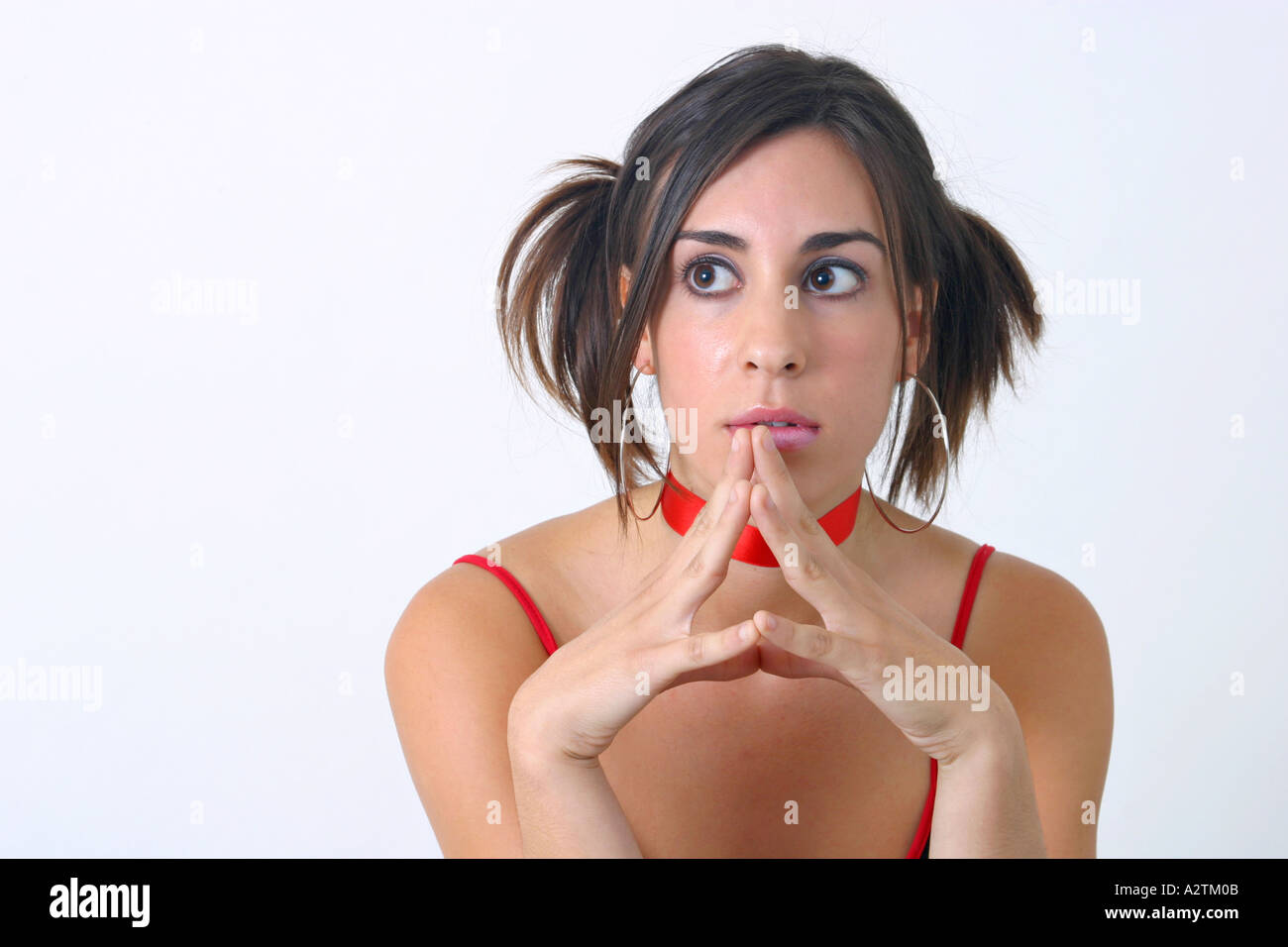 Medium-Shot der jungen Frau auf der Suche besorgt auf die Seite mit den Händen vor ihr, Ausbreitung Finger berühren Stockfoto