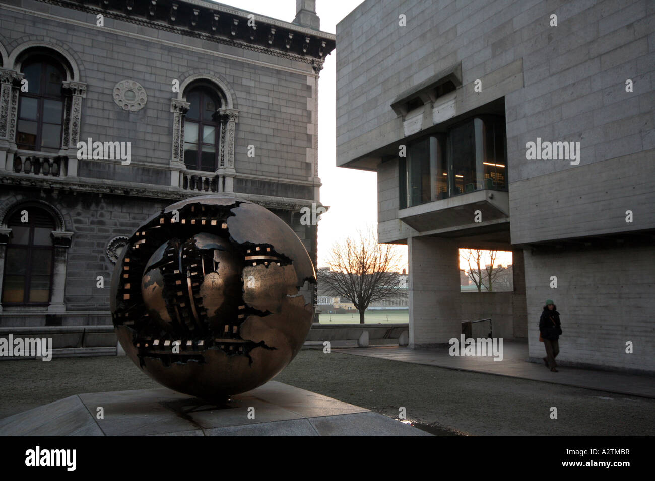 Bereich innerhalb einer Kugel und Berkeley Bibliotheksgebäude, Trinity College, Dublin Stockfoto