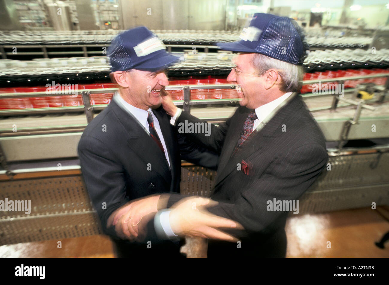 Derek Williams ralph Cooper in Coca Cola Fabrik 1990 Stockfoto