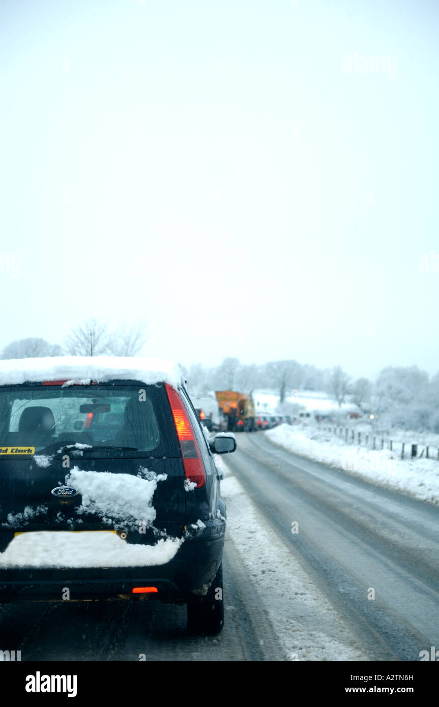 Autos Schlange oder durch fallen nicht mehr Schnee auf schottischen Landschaft Straße Stockfoto