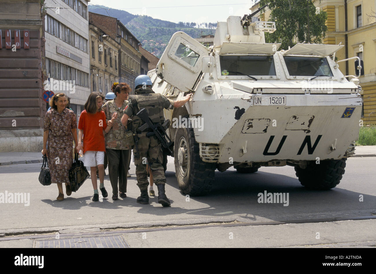 Sarajevo Juni 1995 un Panzern bewaffnete Soldaten Abschirmung Kinder das hohe Alter Scharfschützen anfällig Straßen überqueren Stockfoto