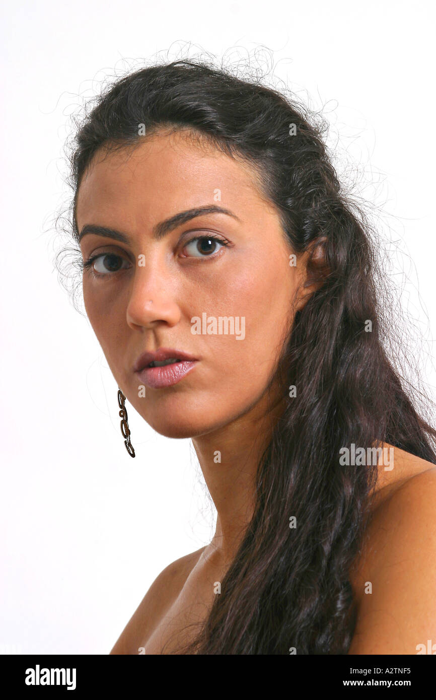 Porträt von Olive enthäuteten Spanierin mit langen dunklen Haaren Stockfoto