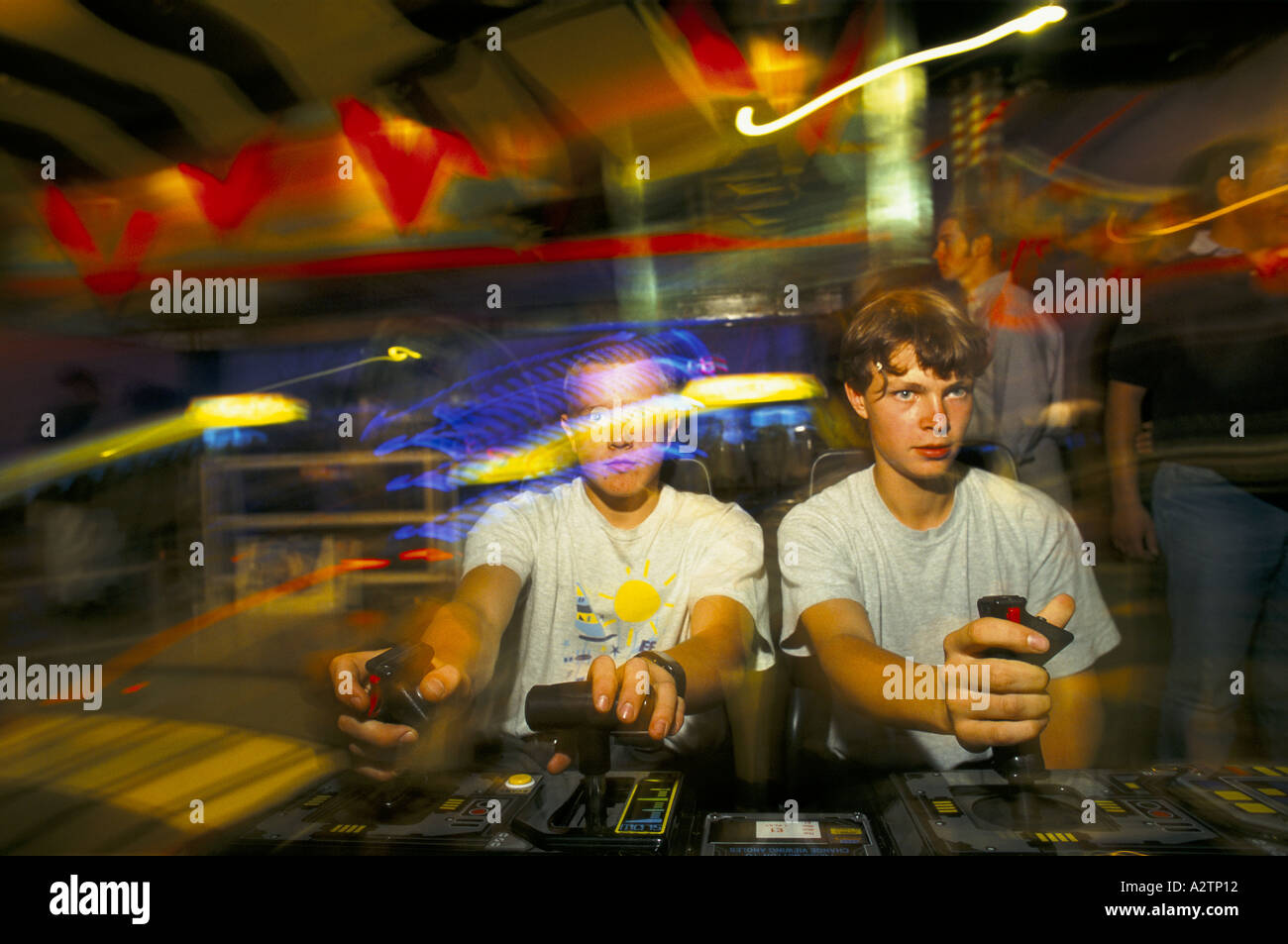 Teenager Jungs spielen in Sega Welt am Trocadero-London 1997 Stockfoto