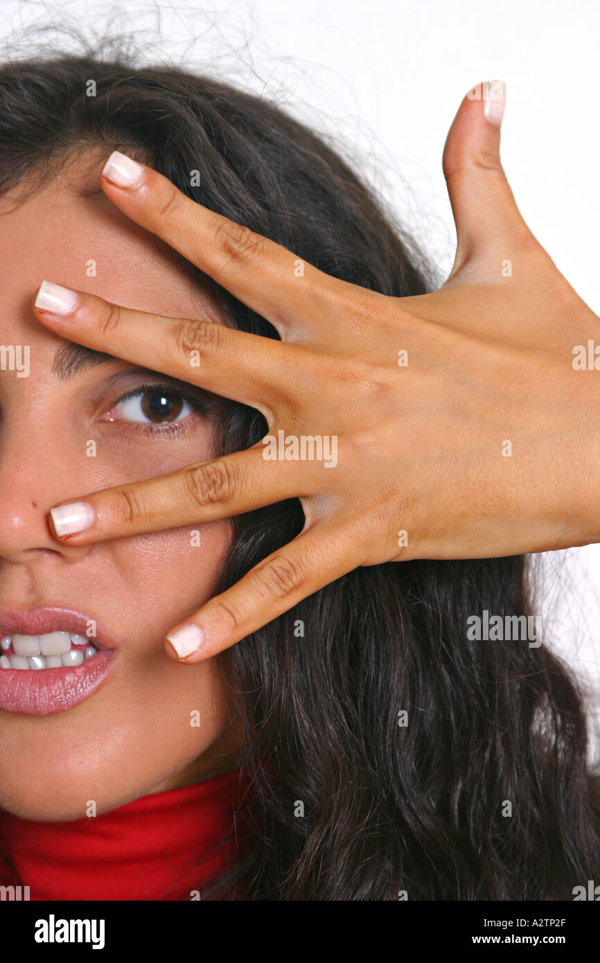 Spanierin mit Ausbreitung Finger vor ihrem Gesicht Nahaufnahme Stockfoto