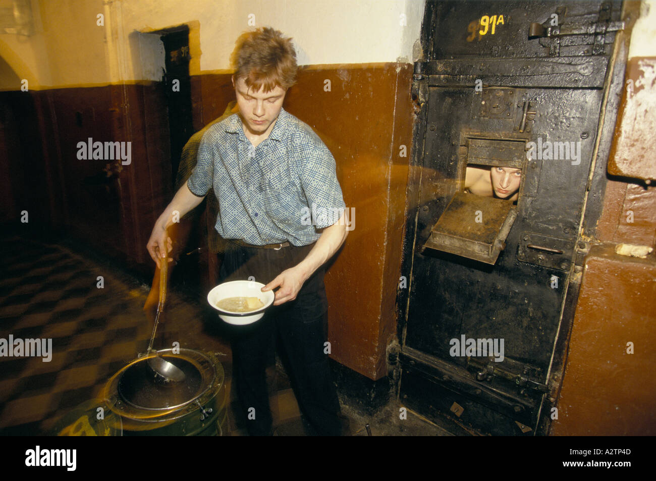 Fütterungszeit im estnischen Gefängnis Stockfoto