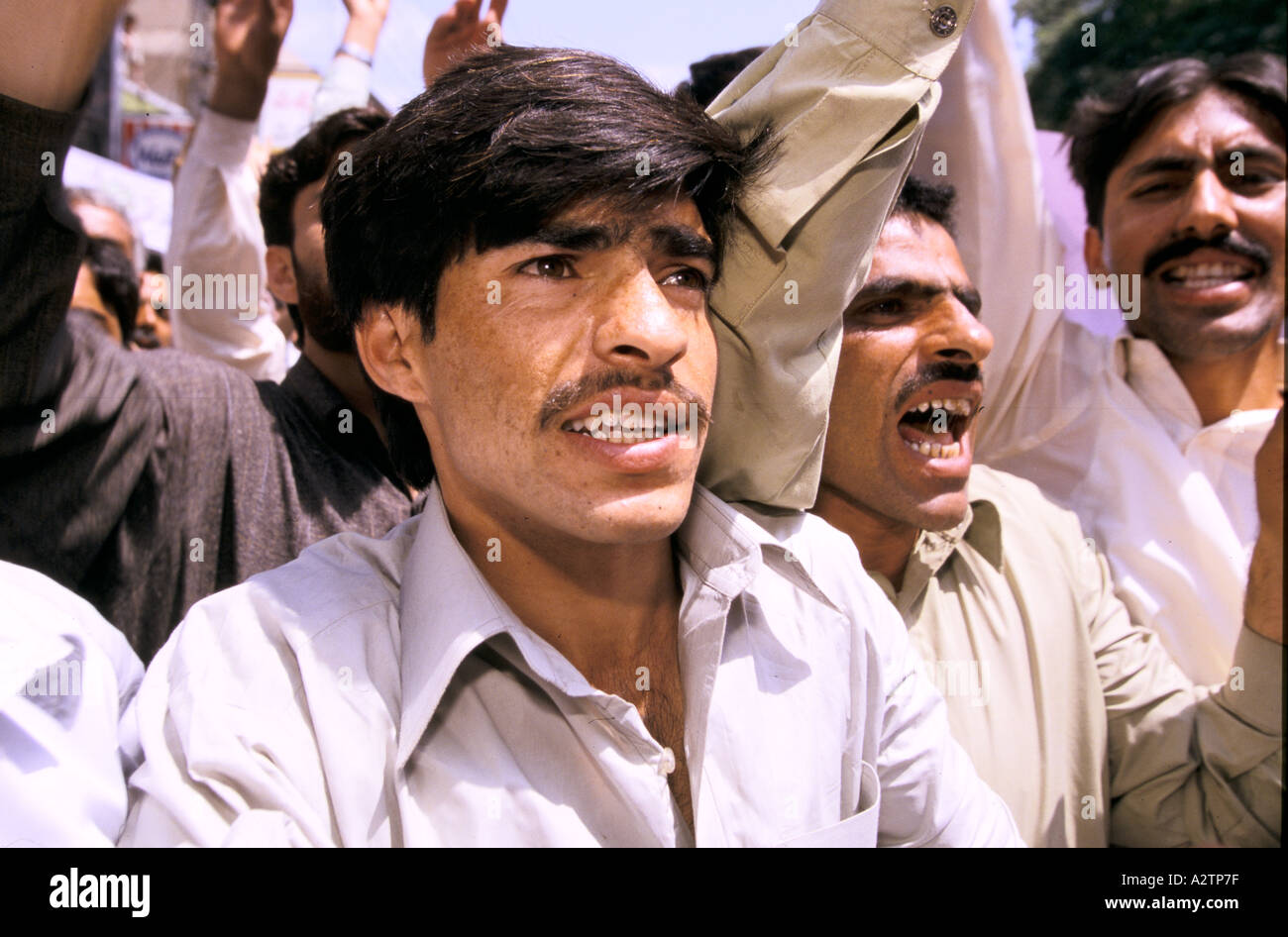 Kaschmir unter Konflikt 1999 Muzaffarabad über 2000 Menschen protestieren gegen Indien 21 6 99 1999 Stockfoto