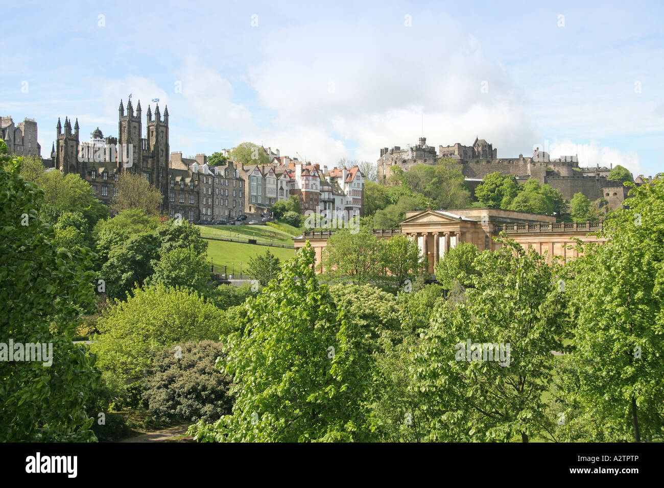 Blick auf Edinburgh Castle, von Princess Street Gardens, Schottland Stockfoto