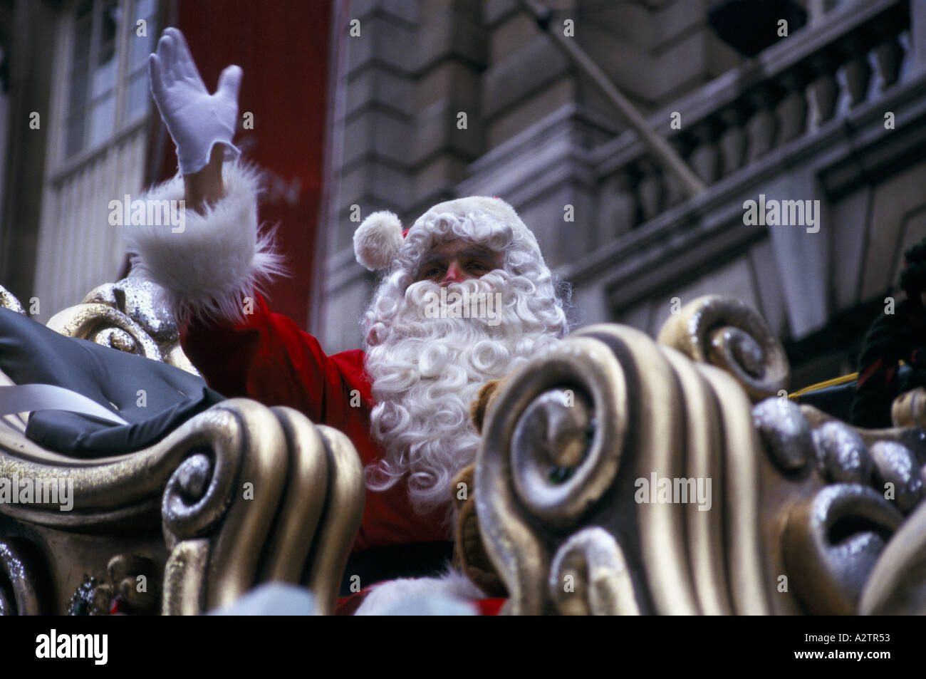 Santa Claus Wellen von seinem Schlitten während einer Christmas Parade london Stockfoto