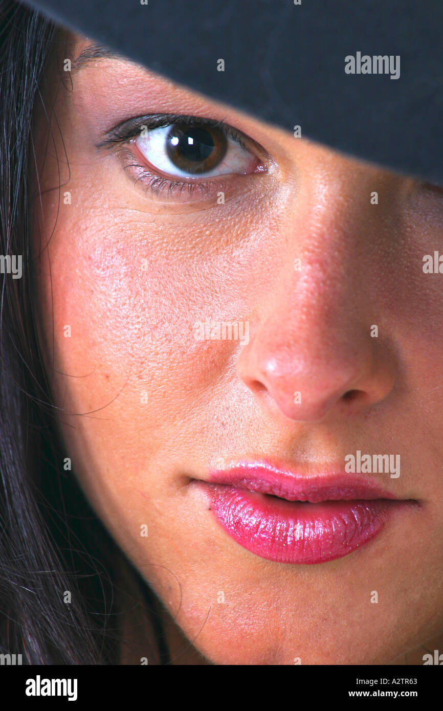 X.C.U. junge Frau mit dunkler Filzhut in die Kamera schaut Stockfoto