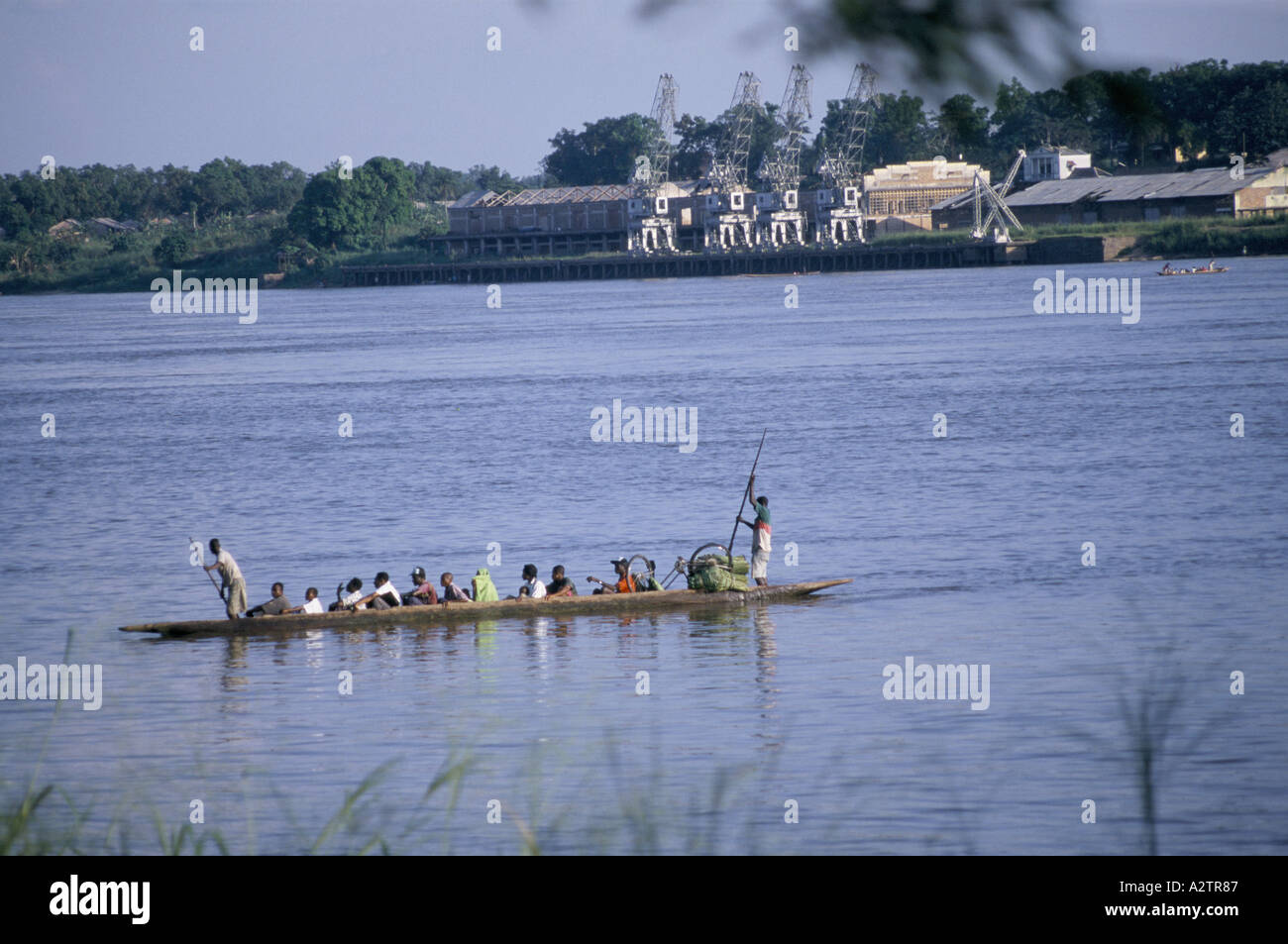 Kisangani Fluss Kongo Demokratische Republik Kongo 1999 Passagiere werden über den Fluss in eine Fähre Punt, angetrieben von zwei Männern genommen. Stockfoto