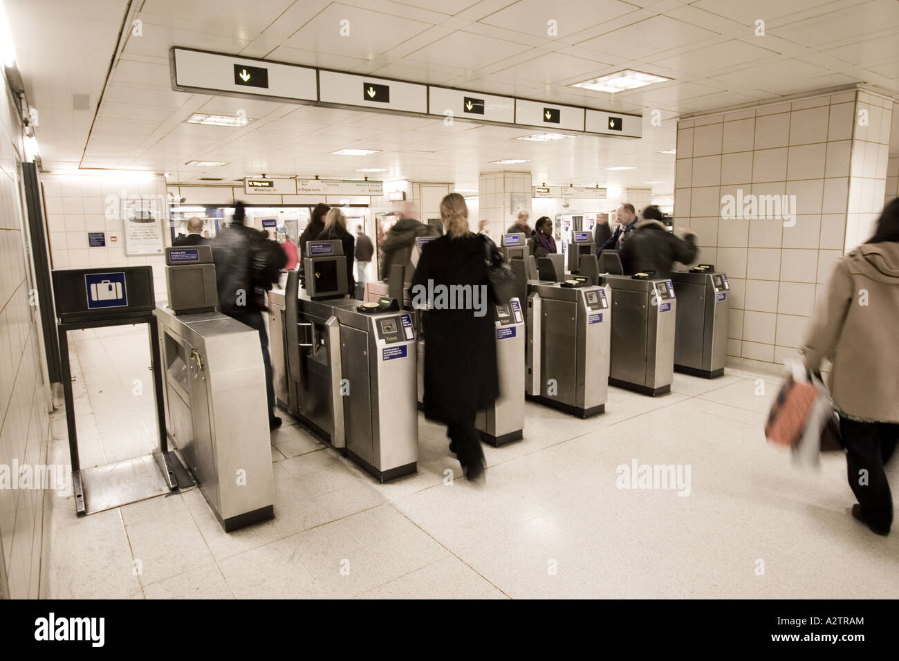 Passagiere auf der Durchreise Ticketautomaten Barrieren bei Waterloo unterirdisch station London england Stockfoto