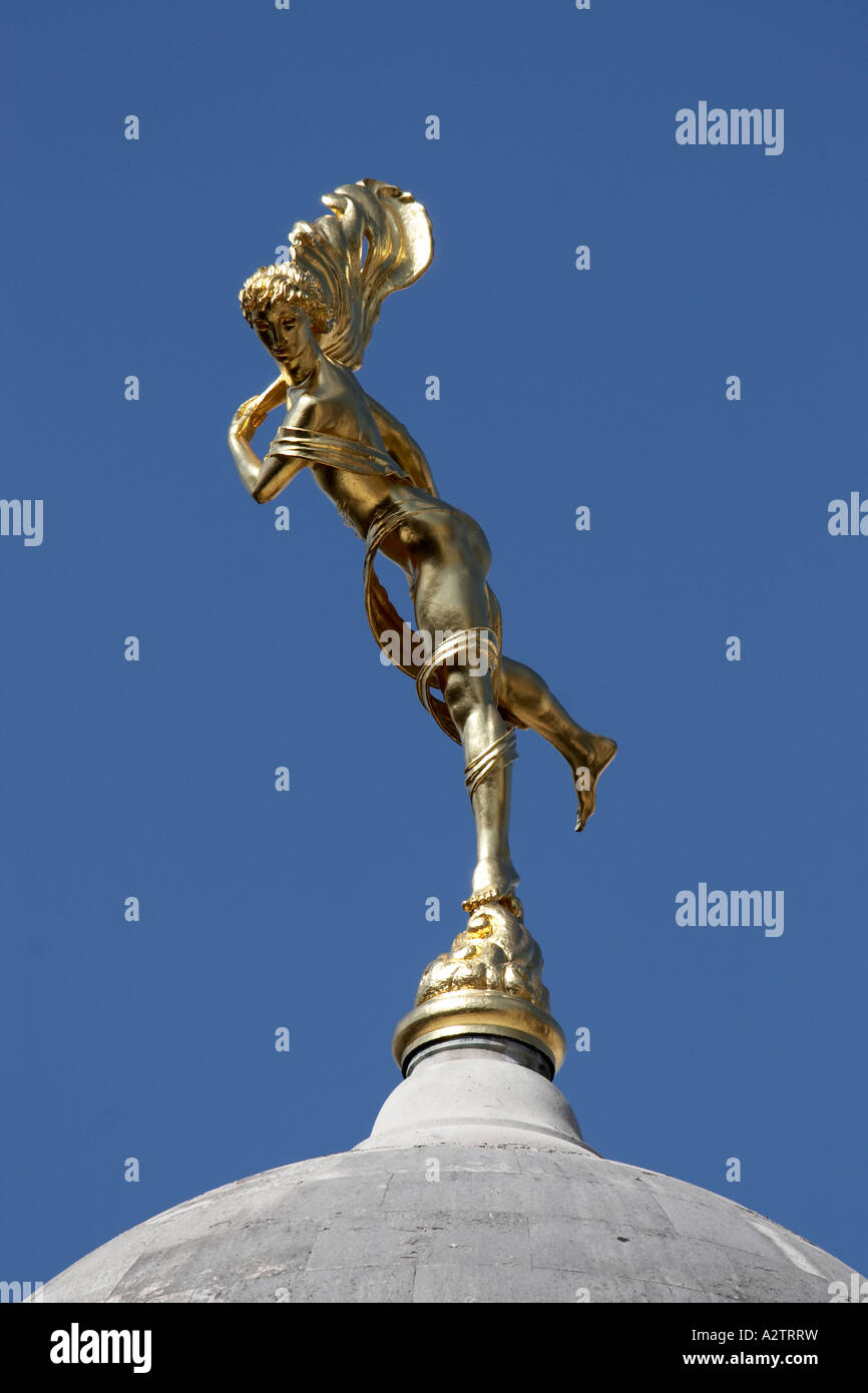 Goldene Statue der geflügelte Bote Quecksilber auf der Bank of England Dome City of London EC2 England UK Stockfoto