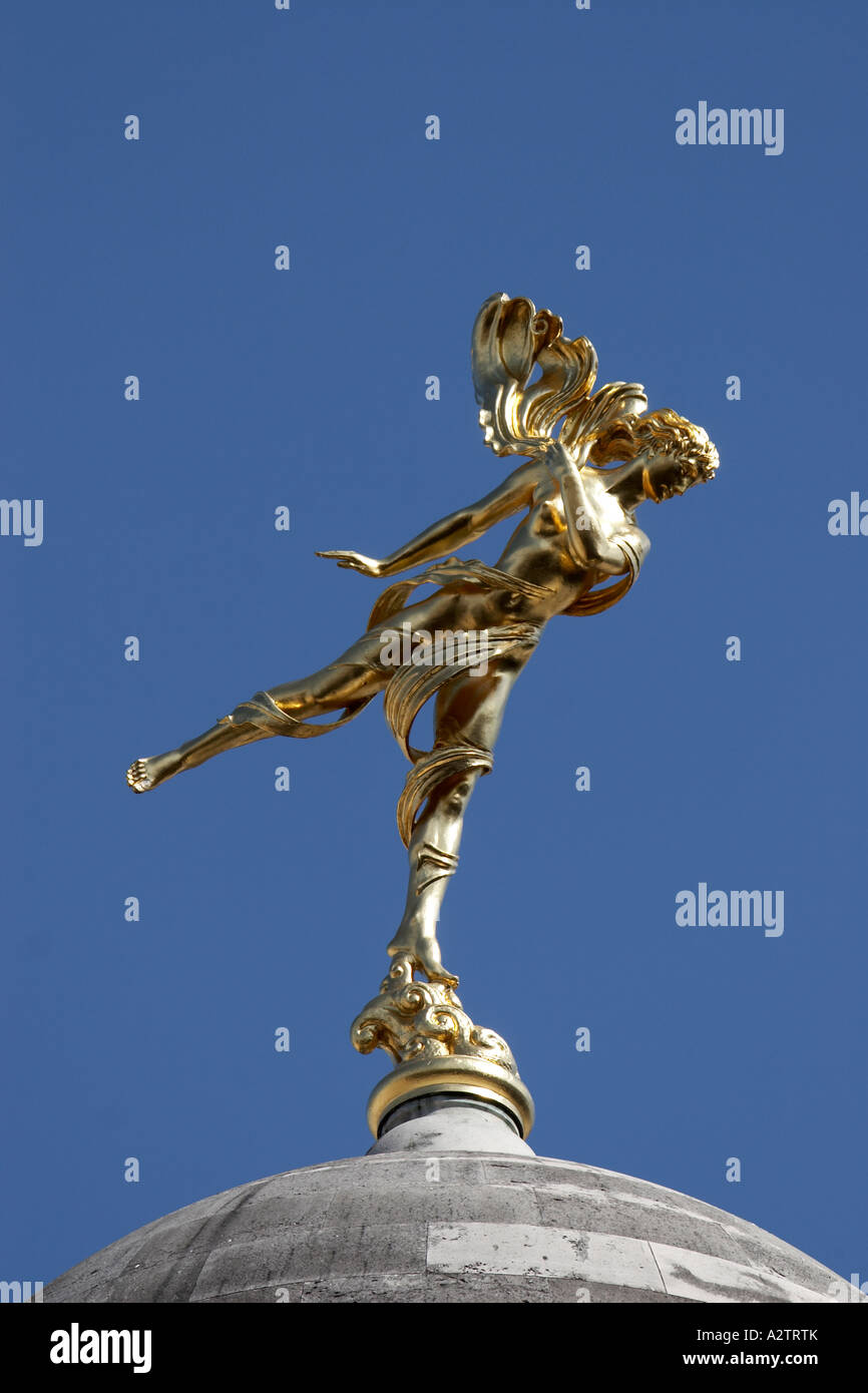 Goldene Statue der geflügelte Bote Quecksilber auf der Bank of England Dome City of London EC2 England UK Stockfoto