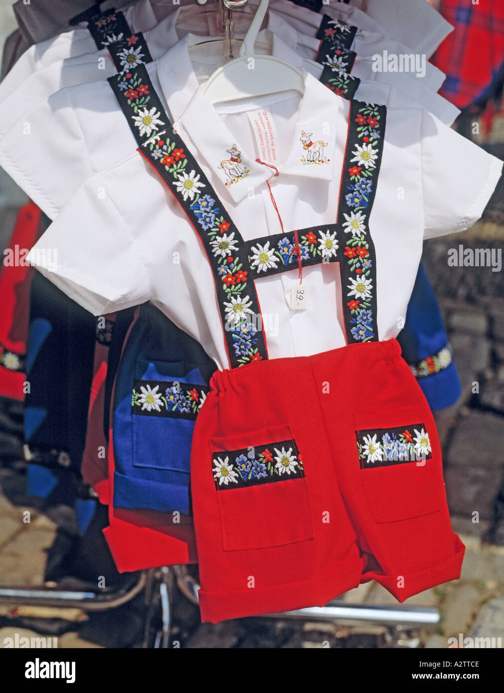 Typisch Schweiz Kleidung folkloristische souvenir Stockfotografie - Alamy