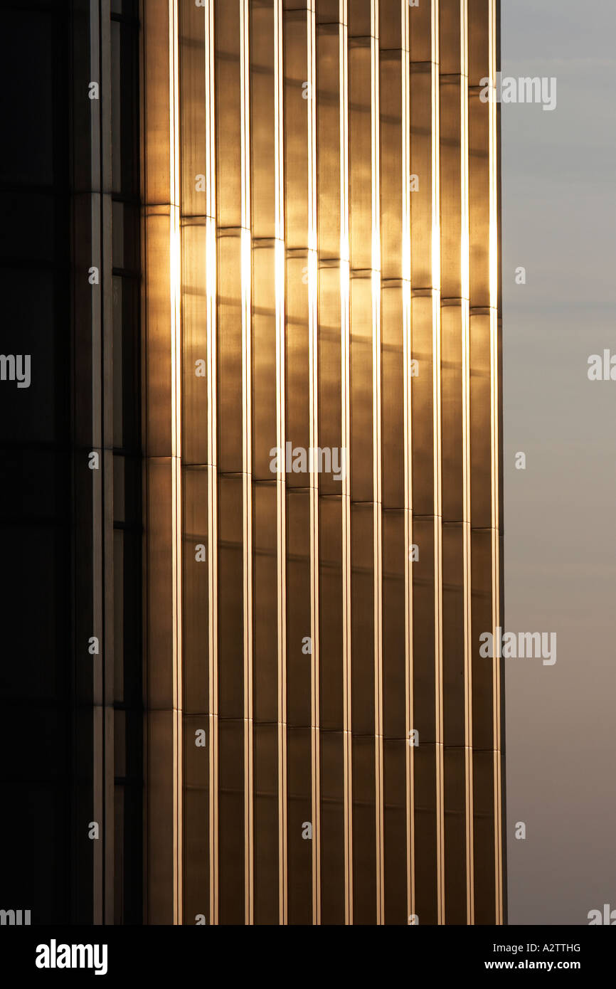 Abstraktes architektonische Bild der Abend Sonnenlicht reflektieren Edelstahl oberen Ebenen des Tower 42 Gebäude der Londoner City Stockfoto