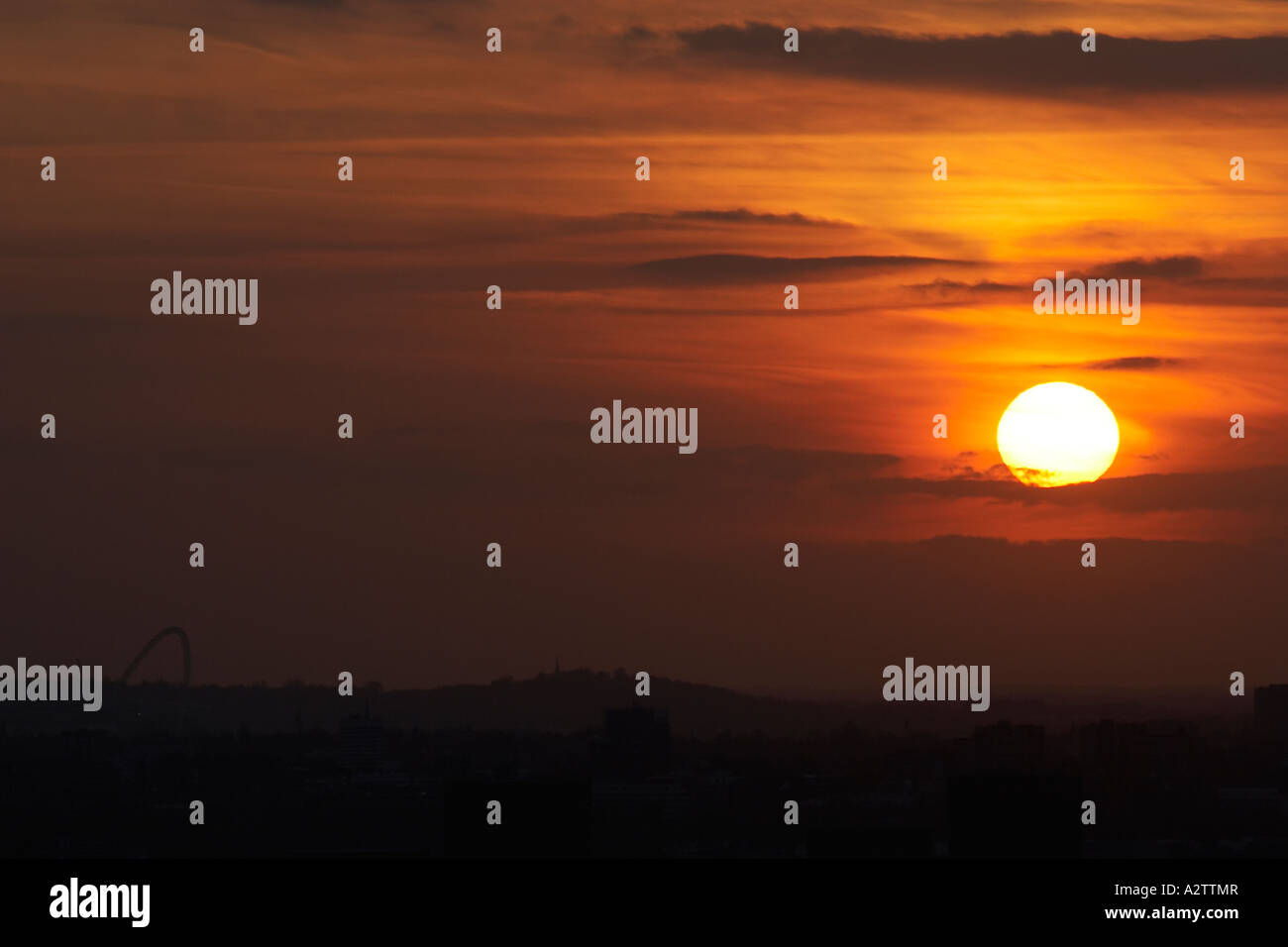 Sonnenuntergang mit Sonnenuntergang in orangefarbenen Himmel über Wembley-Stadion von Stadt von London EC2 England UK Stockfoto