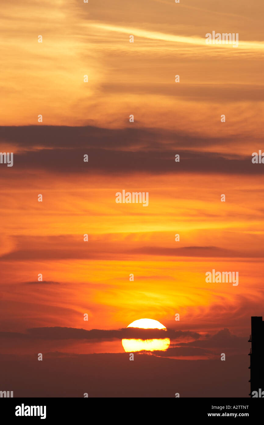Sonnenuntergang mit Sonnenuntergang in orangefarbenen Himmel von Stadt von London EC2 England UK Stockfoto
