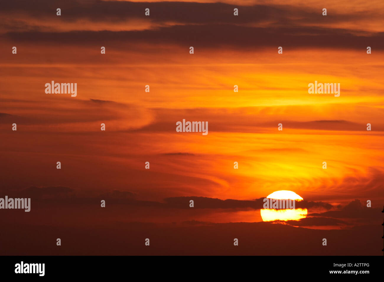 Sonnenuntergang mit Sonnenuntergang in orangefarbenen Himmel von Stadt von London EC2 England UK Stockfoto