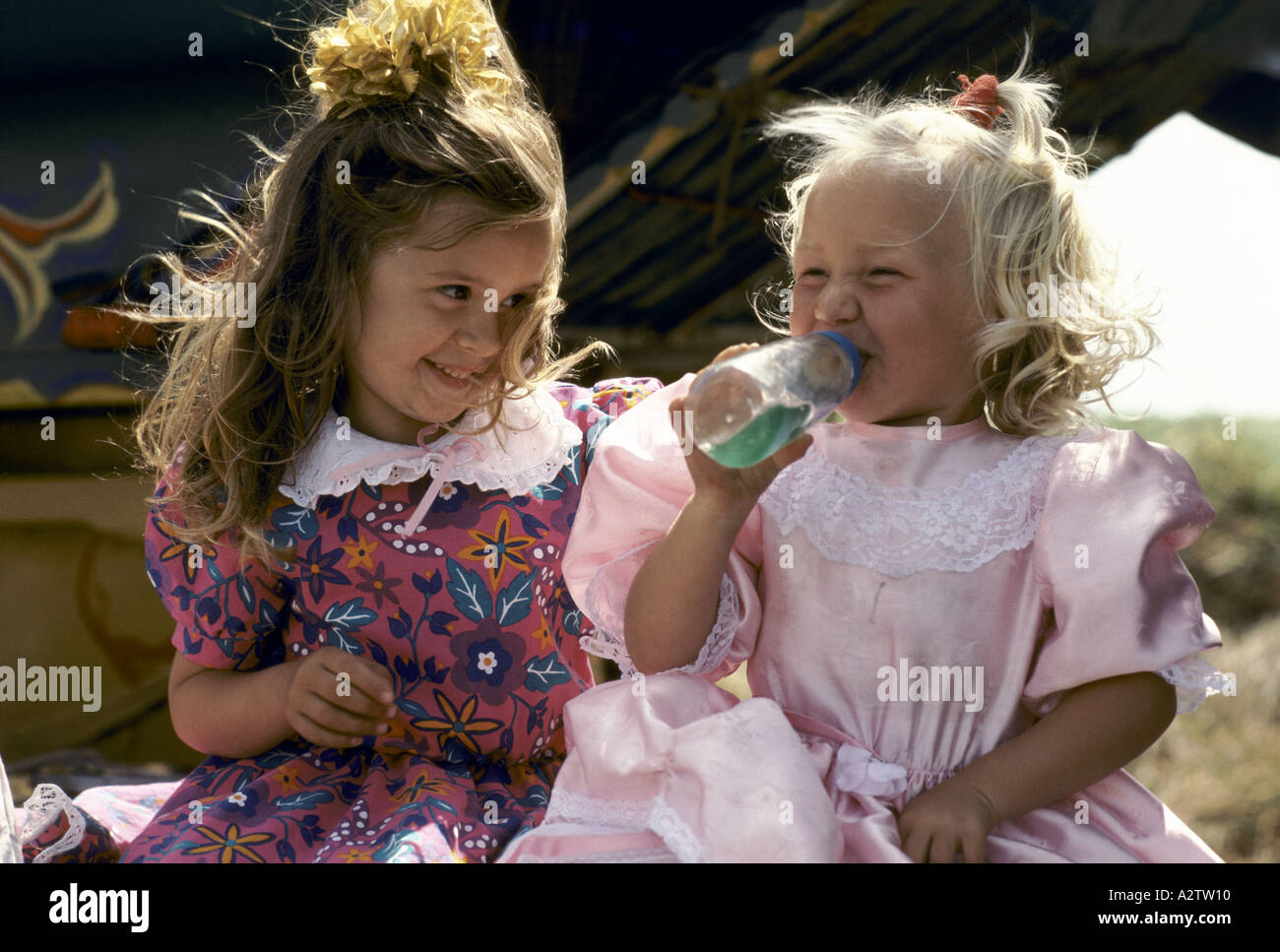 Roma Zigeunerkinder draußen spielen Stockfoto