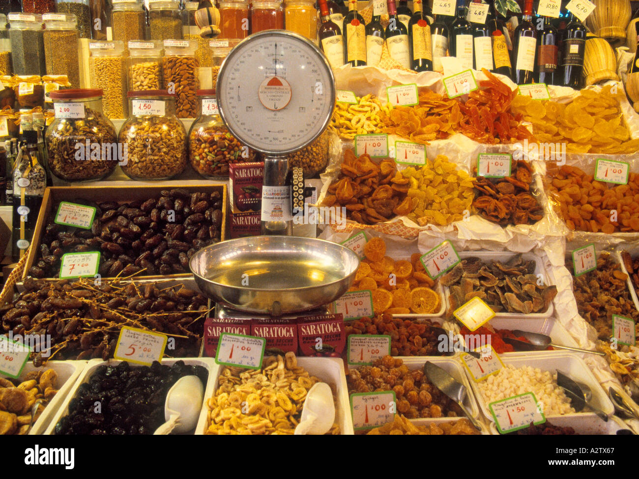 Florenz Toskana Italien Nüssen Trockenfrüchten Wein im Zentralmarkt Stockfoto