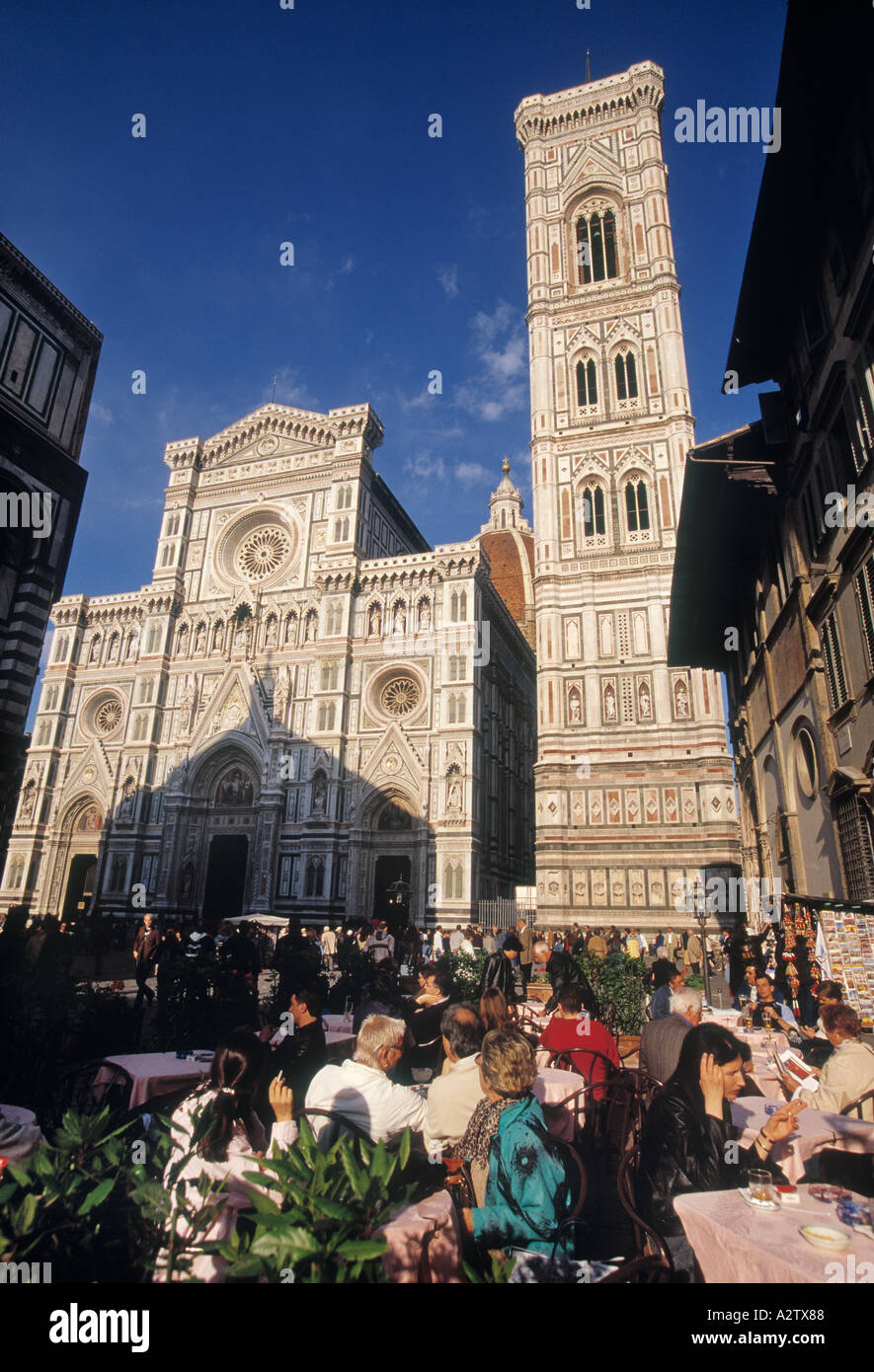 Florenz Toskana Italien Cafe Leben mit Dom und Campanile im Hintergrund Stockfoto