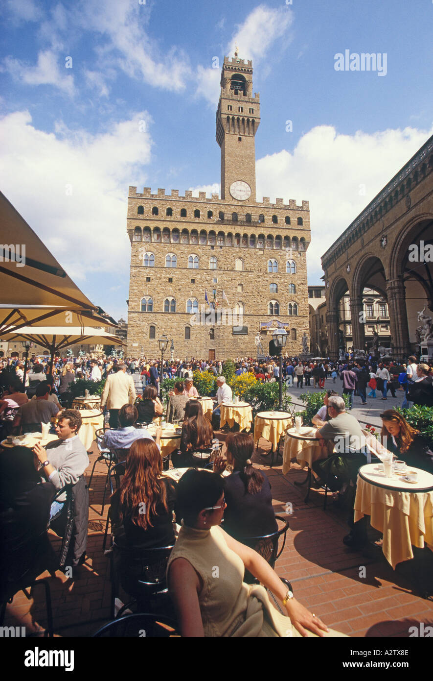 Florenz Toskana Italien Cafe Leben auf der Piazza della Signoria mit dem Palazzo Vecchio im Hintergrund Stockfoto