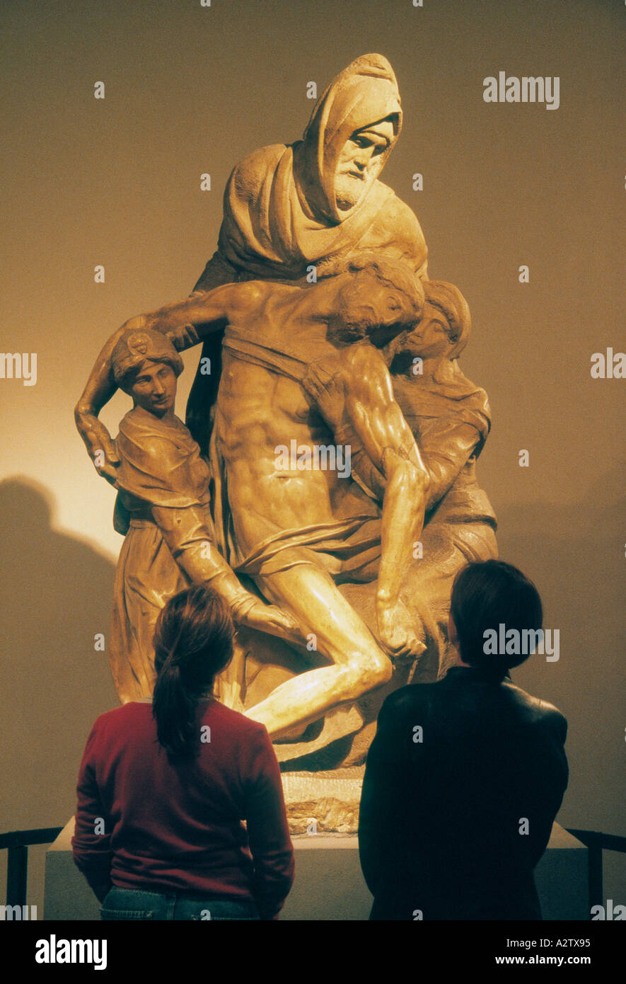 Florenz, Toskana, Italien.  Museo Dell Opera del Duomo. Touristen bewundern die Pietà von Michelangelo Buonarroti. Stockfoto