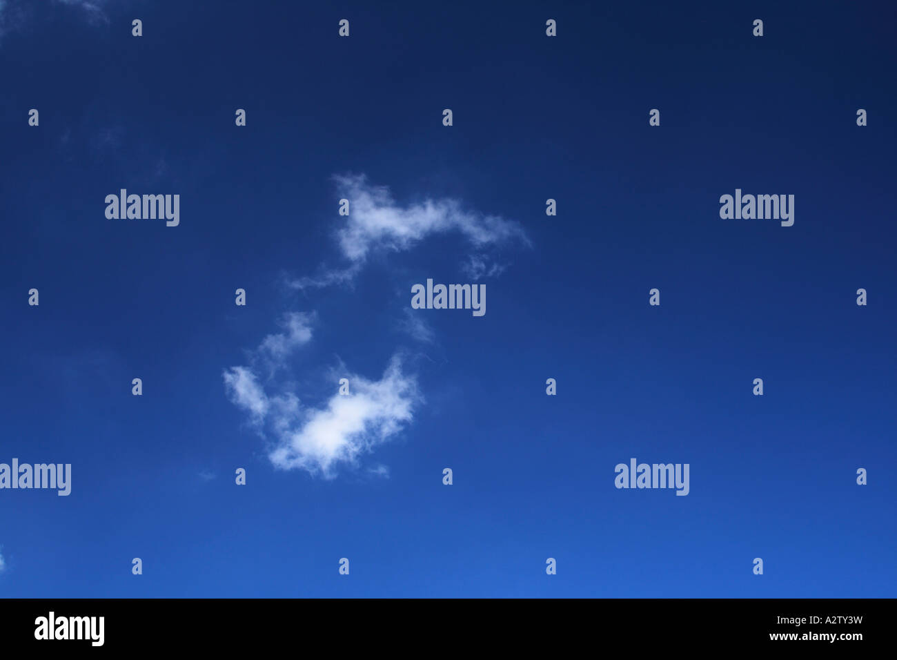 wirbelnden Wolken am blauen Himmel Stockfoto