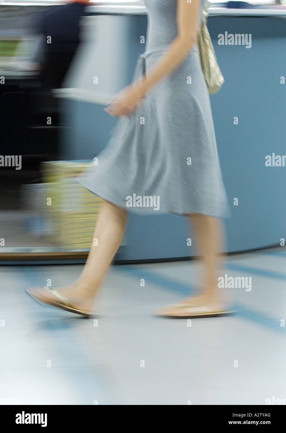 Frau im Kleid und Flip-Flops zu Fuß, Brust, verschwommen Bewegung  Stockfotografie - Alamy