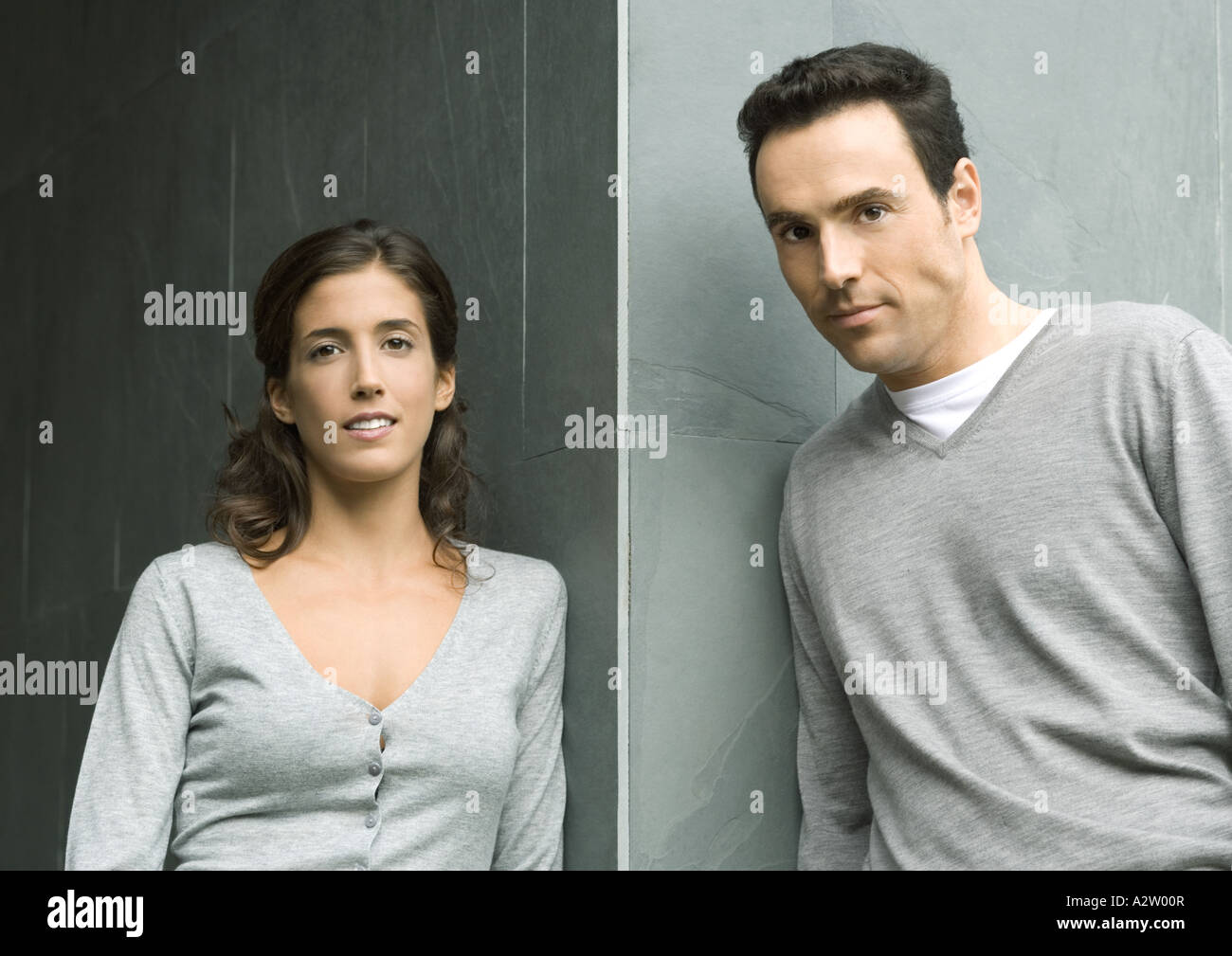 Frau und Mann an der Ecke der Mauer gelehnt Blick in die Kamera, Porträt Stockfoto