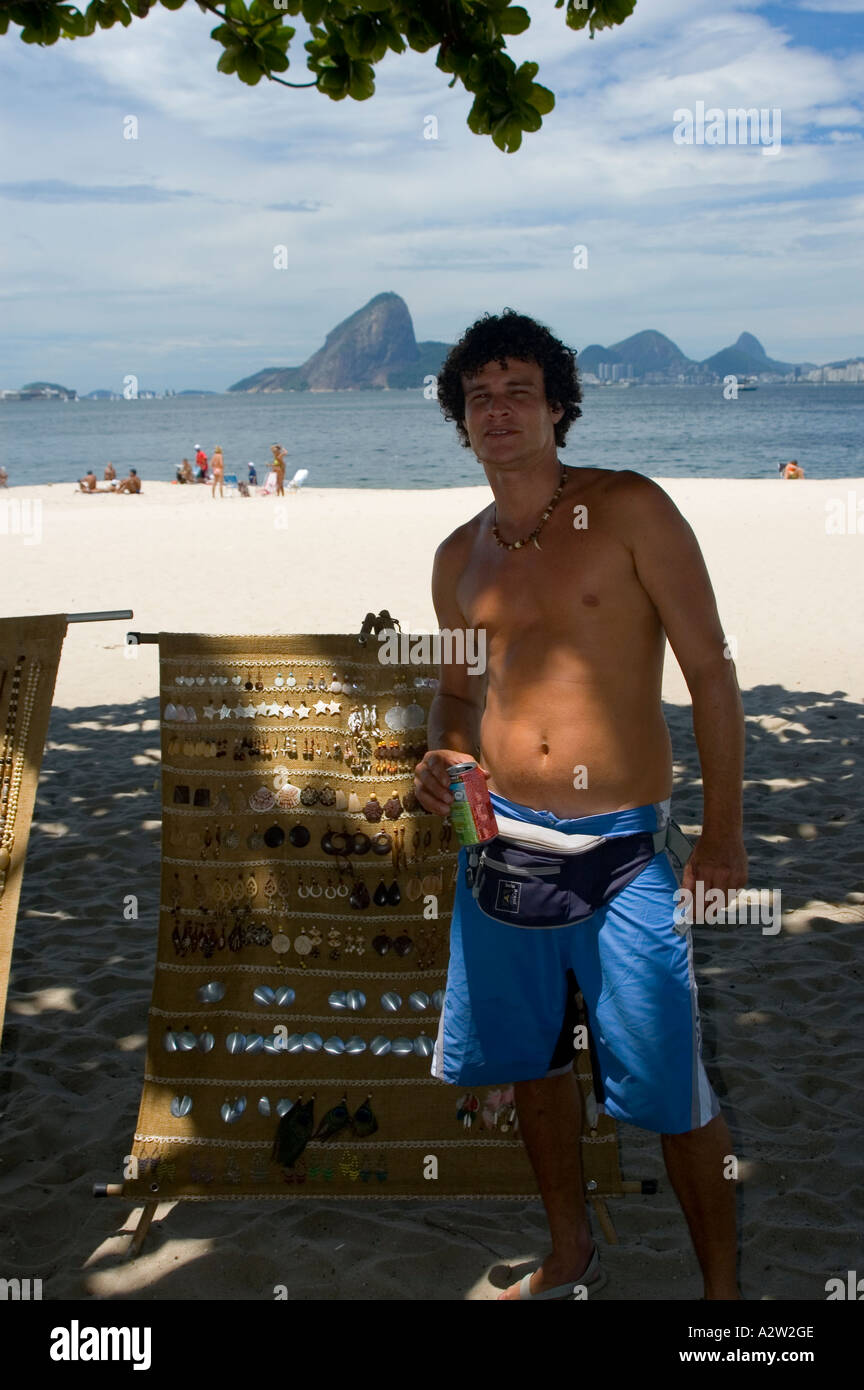 Brasilianischer Geschäftsmann Artcrafts am Strand zu verkaufen Stockfoto