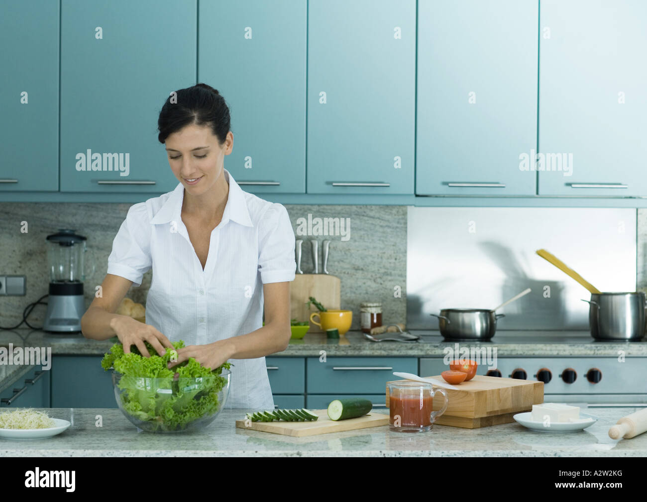 Frau machen Salat in der Küche Stockfoto