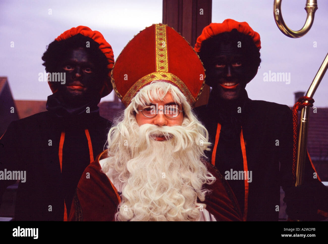 Sankt Nikolaus und seine Helfer Männer verkleidet für Weihnachtsfeier Belgien Stockfoto