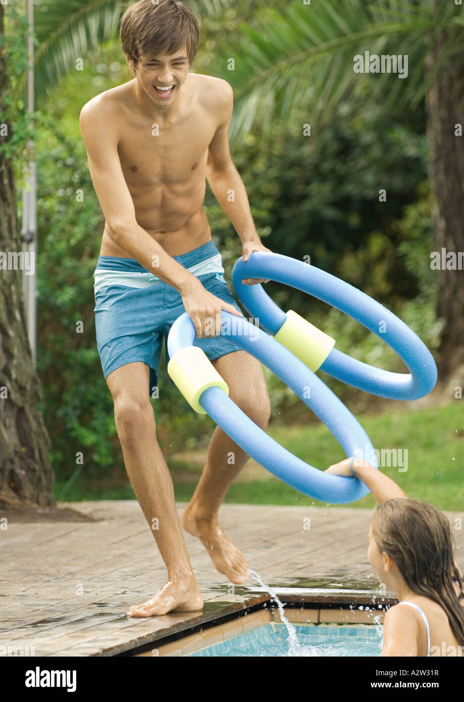 Heranwachsenden Jungen Spielen Mit Jüngeren Schwester Im Schwimmbad Stockfotografie Alamy