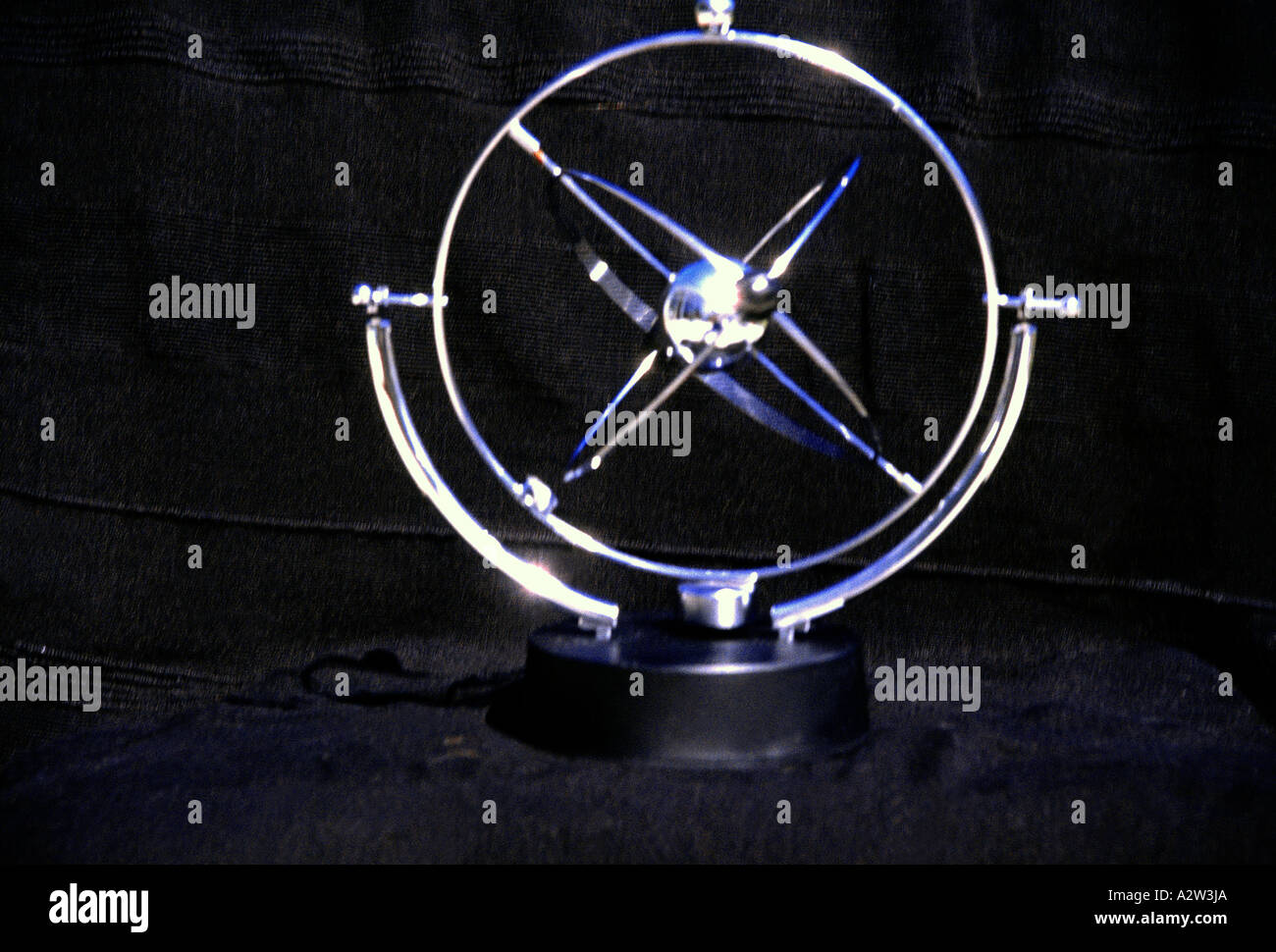 Kinetische Kunst "Kosmos" dreht durch umgekehrte Polarität magnetische  Stockfotografie - Alamy