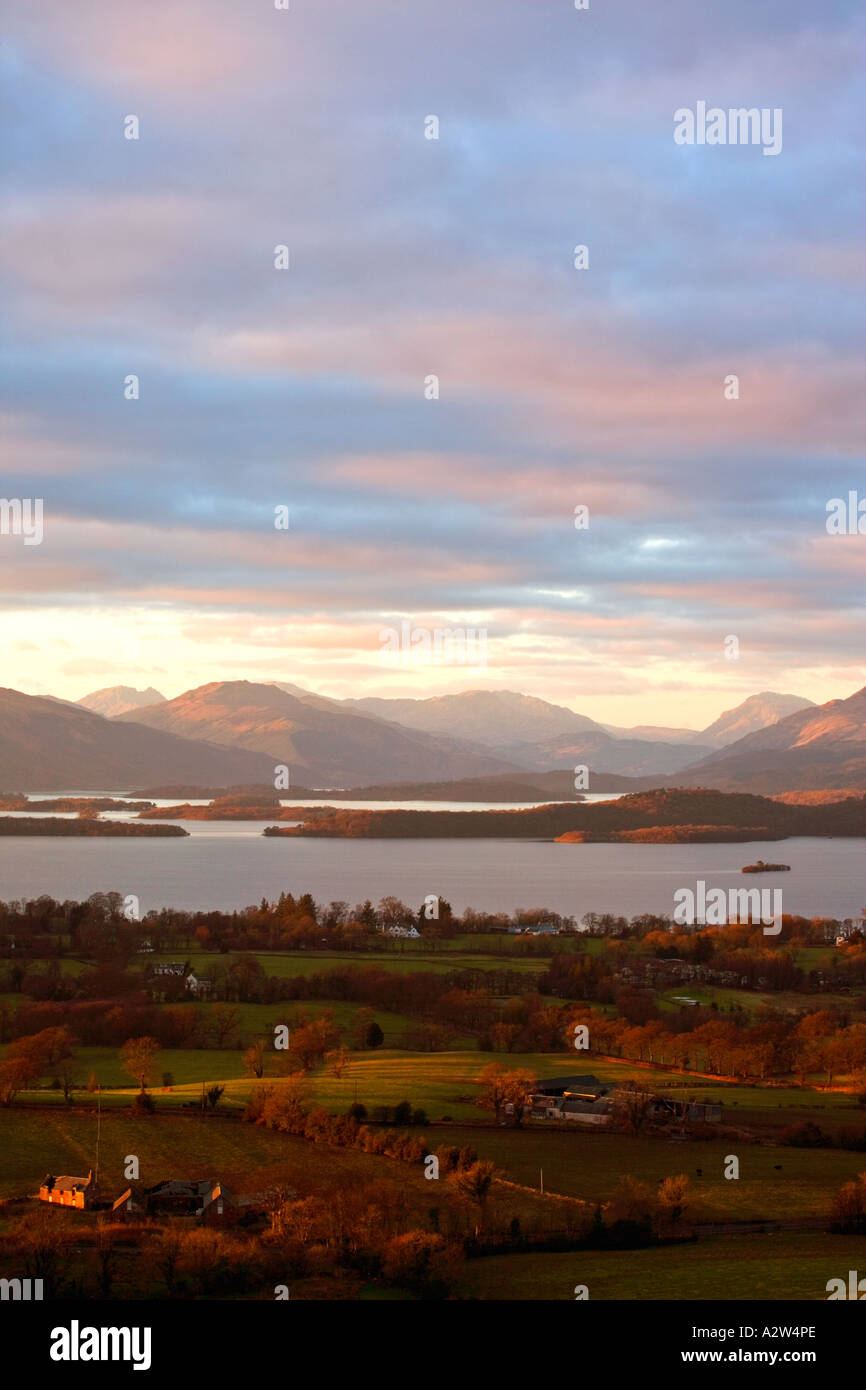 JANUAR-BLICK ÜBER LOCH LOMOND SCHOTTLAND VON DUNCRYNE HILL GARTOCHARN Stockfoto