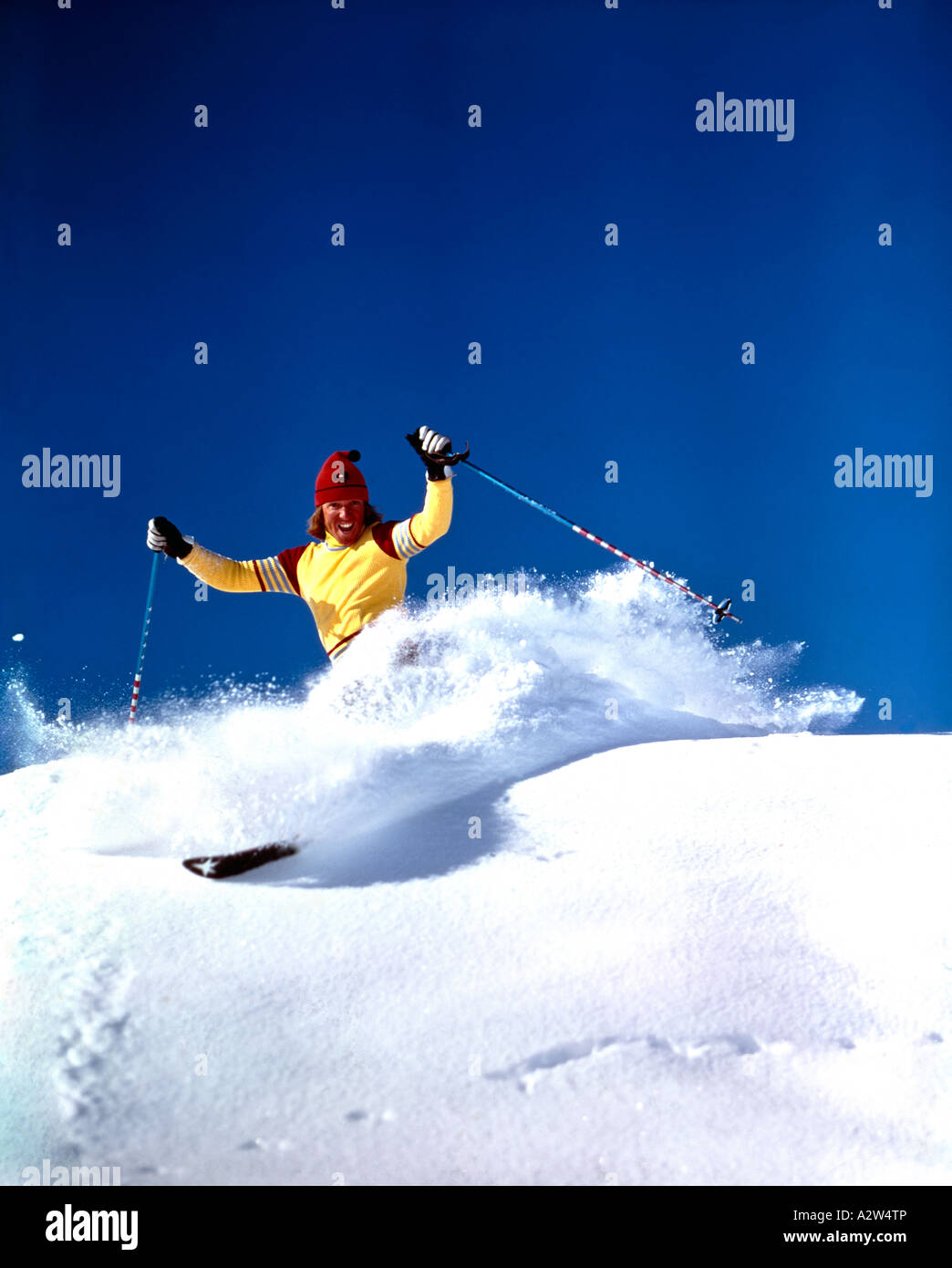 Ski-Experte Steve Maw platzt durch Pulverschnee im Sun Valley in Idaho Stockfoto