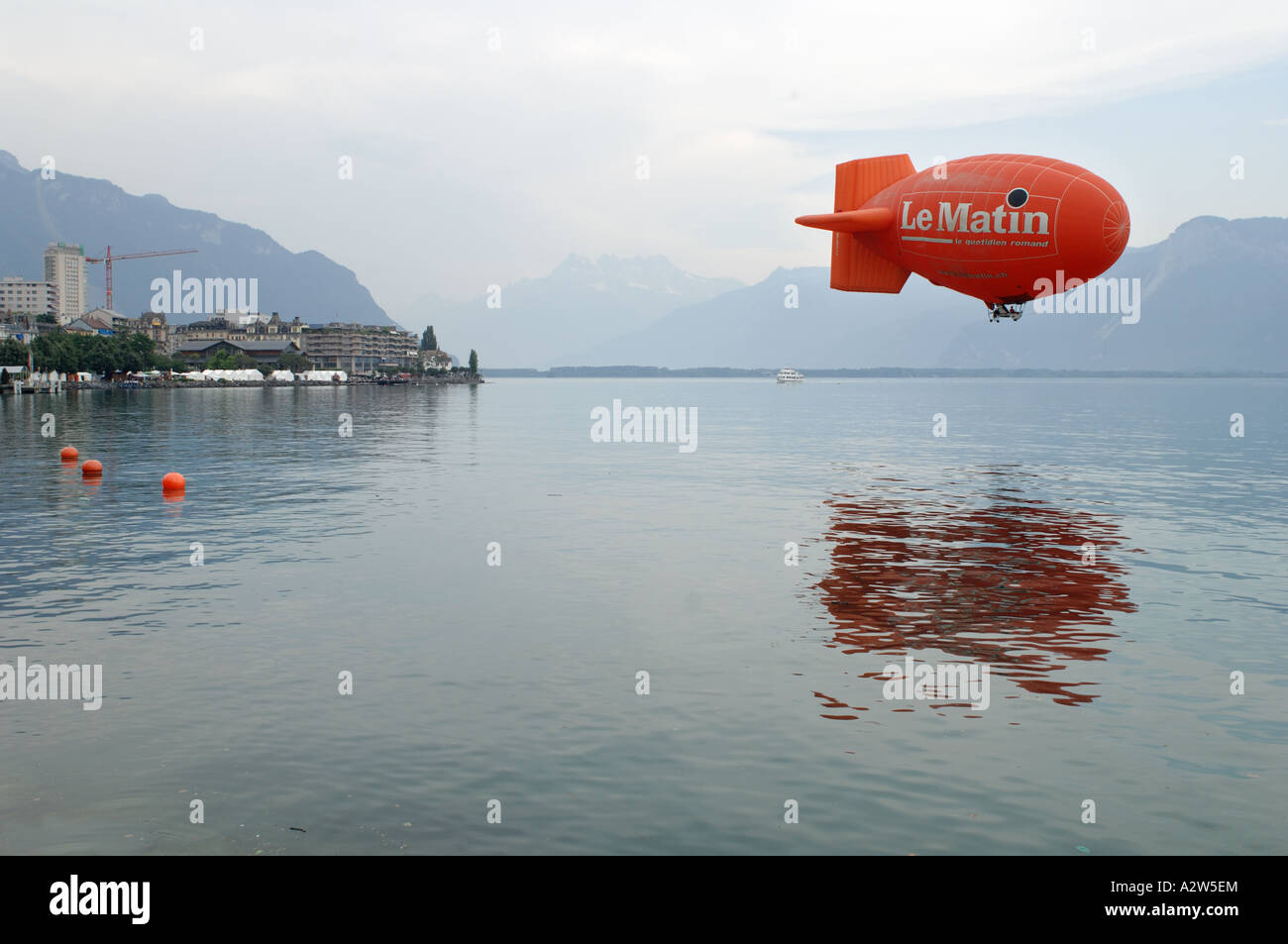Le Matin Luftschiff über dem Genfersee Vevey Schweiz Stockfoto