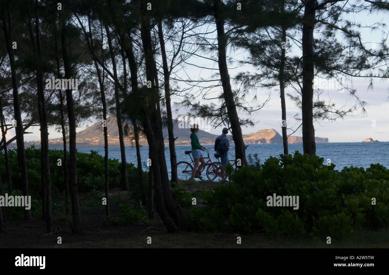 Zwei Radfahrer am Kailua Beach Park in der Dämmerung, Oahu Stockfoto