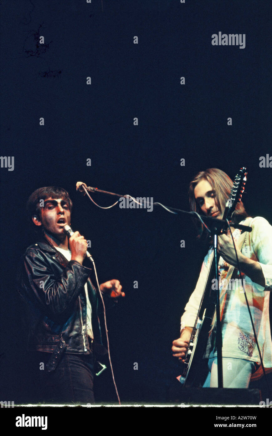 GENESIS-UK-Rock-Band mit Peter Gabriel auf der linken Seite und Mike Rutherford über 1969 Stockfoto