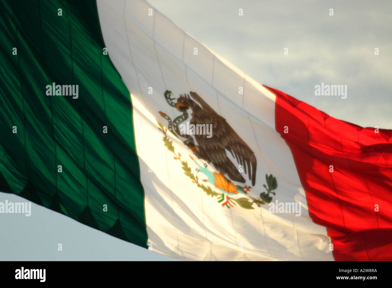 Riesige mexikanische Flagge bei Sonnenuntergang. Stockfoto