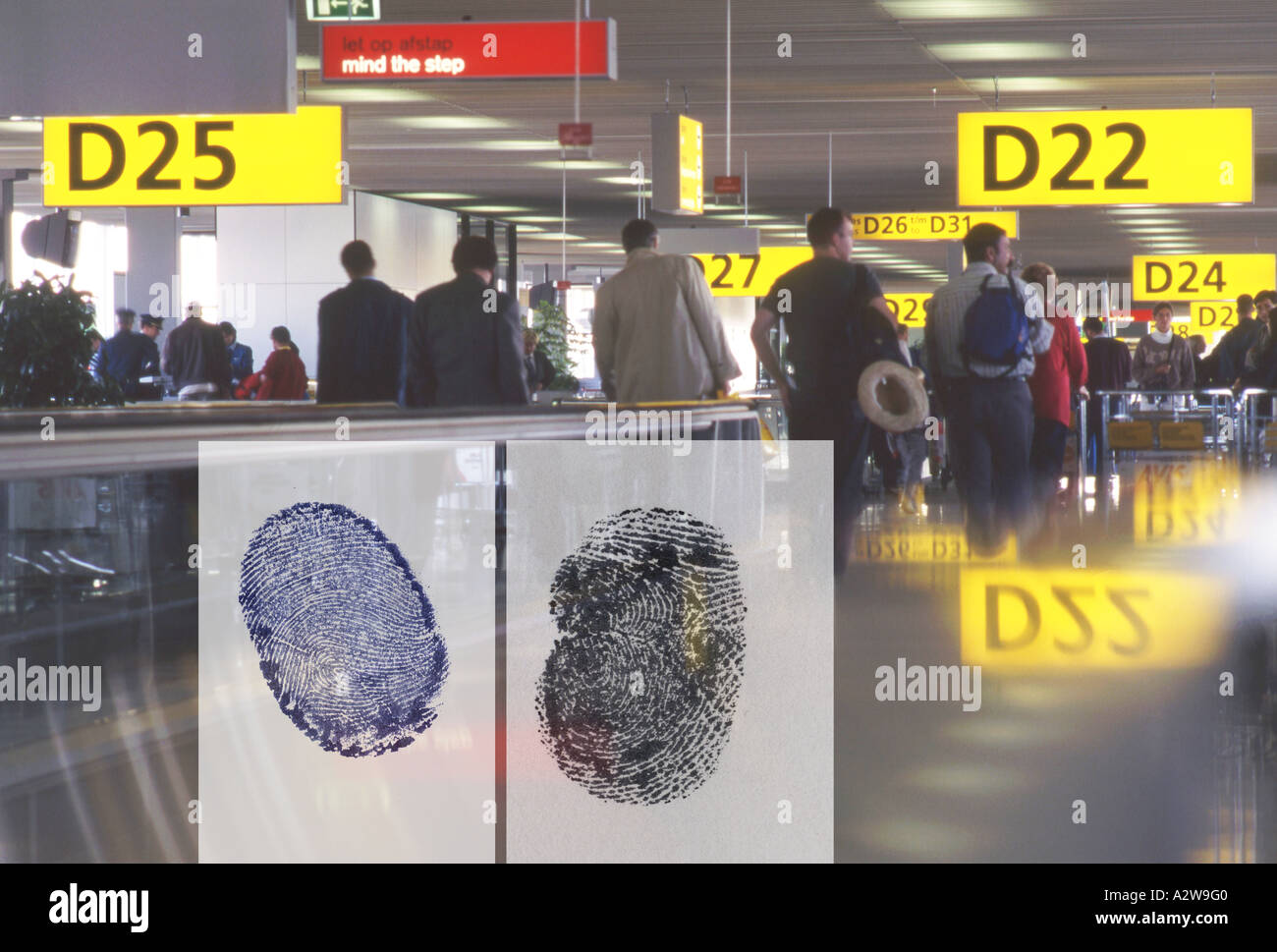 Überprüfung der Identität am Flughafen Stockfoto